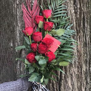 10 червоних троянд на похорон фото