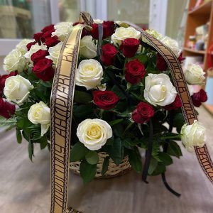 100 червоно-білих троянд у кошику фото