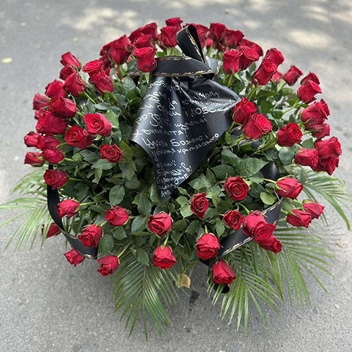 кошик на похорон зі 100 червоних троянд фото