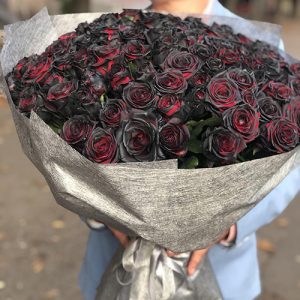 великий букет 100 чорних роз на похорон фото