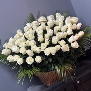 101 біла троянда в кошику фото