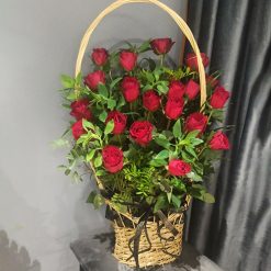 Фото товара 20 красных роз в корзине в 