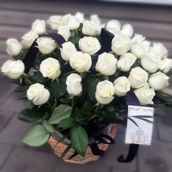 Фото товара 30 белых роз в корзине в 
