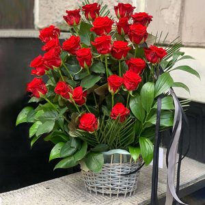 траурний букет з 30 червоних троянд у кошику фото