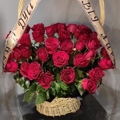 Фото товара 30 красных роз в корзине в 