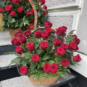 фото похоронного букета 36 червоних троянд у кошику