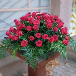 Фото товара 50 красных роз с зеленью в корзине в 
