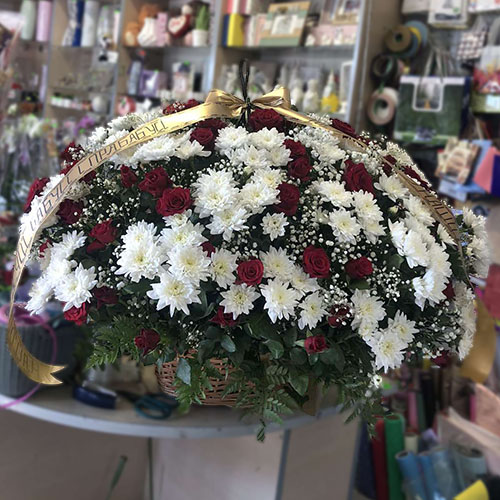 великий похоронний букет у кошику з троянд та хризантем фото