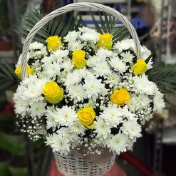Фото товару Кошик "Білі хризантеми, жовті троянди" у 