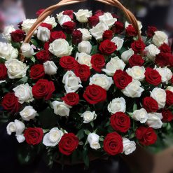 Фото товару Кошик червоних і білих троянд у 
