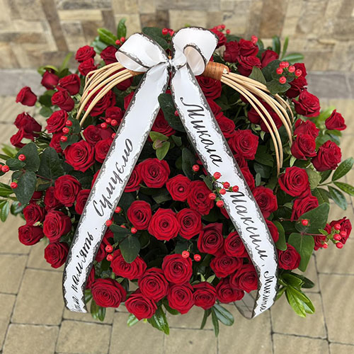 100 червоних троянд у кошику фото букета на похорон