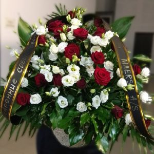 кошик на похорон з трояндами та еустомами фото