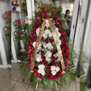 вінок на похорон білі хризантеми, червоні троянди та гіпсофіла фото
