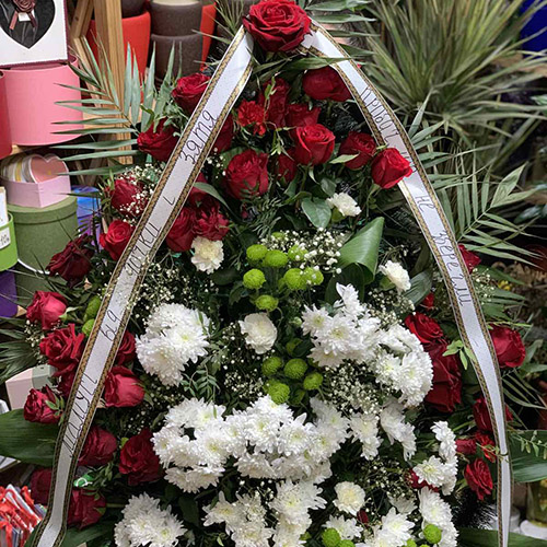 венок на похороны с розами и хризантемами фото