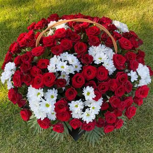 похоронний кошик червоні троянди та білі хризантеми фото