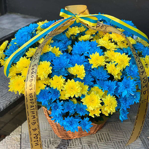 траурний кошик з блакитними та жовтими хризантемами фото